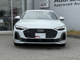 シングルフレームグリルはAudiの象徴的なデザイン要素であり、一目でAudiとわかるスタイル、大きくて迫力のある形状が車のスポーティな印象を強調しており、魅力的なデザインとなっています。
