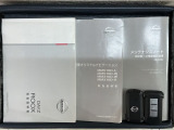 スマートキーは鍵をバッグに入れたままでもドアロックの開閉やエンジンのON・OFFができます。夜間や雨の日も鍵を探さなくて良いので便利です。