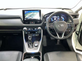 運転席周りのレイアウトをご覧ください。ナビゲーションが綺麗に装着されすっきり収まってますね!