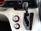 車内を快適に、オートエアコンを装備しています。