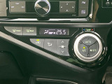 【オートエアコン】一度お好みの温度に設定すれば、車内の温度を検知し風量や温度を自動で調整。暑い&hellip;寒い&hellip;と何度もスイッチ操作をする必要はありません。快適な車内空間には必須の機能ですね♪