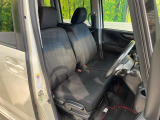 運転席まわりには十分なスペースがあり、大柄な方でもゆったり運転していただける環境です。
