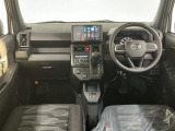 【インパネ】運転のしやすさを最優先に設計された見晴らしの良いフロントビュー。車両間隔が掴みやすく狭い道でも安心♪「安全」と「品質」を最優先に、安心してお乗りいただけるクルマを提供いたします。