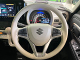 インテリアに合わせたデザインのステアリングは、運転される方のことも考え、運転しやすい形状、大きさです。是非一度、実際に触ってお確かめください。