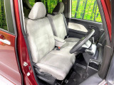 運転席まわりには十分なスペースがあり、大柄な方でもゆったり運転していただける環境です。