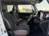 アームレスト付きの運転席は