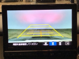 【バックカメラ】運転が苦手な方も車庫入れラクラクです!ギアをリバースに入れれば自動的に切り換わりますので、面倒な操作は不要です♪狭い駐車場もお車を傷つけず安心ですね!