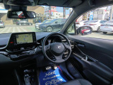 中古車を購入する場合、「車両本体価格」に加えて、税金や手数料などの「諸費用」を支払う必要があります。「法定費用:自動車税や自賠責保険等の国や自治体に払うことが法律上義務付けられている費用」「販売店手数