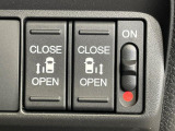 【両側パワースライドドア】スマートキーや運転席のスイッチで後席両側スライドドアの開閉が可能♪電動だから力を入れてドアを開ける必要が無く、小さなお子様でも簡単に開け閉めでき快適です♪