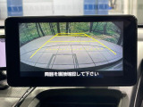 【バックカメラ】駐車時に後方がリアルタイム映像で確認できます。大型商業施設や立体駐車場での駐車時や、夜間のバック時に大活躍!運転スキルに関わらず、今や必須となった装備のひとつです!