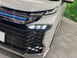 【LEDヘッドライト】悪天候や夜間走行時も良好な視界を確保し安心して運転できる高輝度LEDヘッドライトを装備!点灯速度が早く、消費電力も抑えられています。