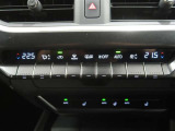左右独立温度コントロールフルオートエアコンです。運転席、助手席それぞれで独立して温度設定ができます。冷え性の方が乗っても安心ですね♪