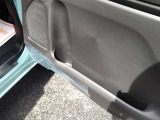 運転席ドア内部に埋め込み式のドリンクホルダーがございます。