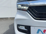 【LEDヘッドライト】悪天候や夜間走行時も良好な視界を確保し安心して運転できる高輝度LEDヘッドライトを装備!点灯速度が早く、消費電力も抑えられています。