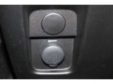 USB充電器や様々な電気製品の電源供給ポートとしてアクセサリーソケットも装備しています。スマホやタブレットなどの給電に便利なアイテムです。