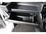 グローボックスに加え更に便利な収納スペースの助手席オープントレイがあります!