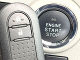 【キーレス】少し離れた場所からでもボタン一つでドアの開錠・施錠ができるのでとっても便利!ドアの鍵穴周りに傷をつけることもありません♪