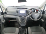 グレーを基調としたデザインの運転席です。ダッシュパネル等には大きなキズ無く綺麗です。
