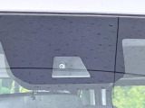 【ホンダセンシング】走行中に前方の車両等を認識し、衝突しそうな時は警報とブレーキで衝突回避と被害軽減をアシスト。より安全にドライブをお楽しみいただけます。