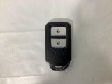 スマートキーを装備しています。鍵を差し込むことなくドアロックの開け閉めと、スタートボタン操作でのエンジンスタートができます。