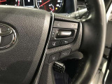 ステアリングスイッチ付きで、運転中に視線を前に向けたまま操作できます。