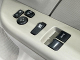 【電動格納ミラー】サイドミラーは電動格納式となっており、狭い駐車場でもキズがつくリスクを抑えられます。