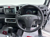 ダイハツのお店では、ダイハツ車を知り尽くしたプロフェッショナルが、専用の診断機器を使って各システムを点検しております。