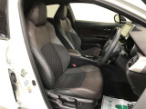 スポーツカーのシートを基に設計されたホールド性の高いシートです。きついカーブでも姿勢が崩れにくく、自然で快適なドライビングポジションで運転可能です。快適性はもちろん、仕立ての良さにもこだわっています。
