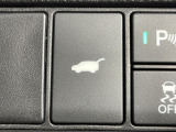 【ハンズフリーパワーバックドア】リアバンパー下部に足先を出し入れするだけでバックドアが自動で開閉♪両手が荷物でふさがっている時でもラクラク開閉操作が行えます!