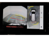 パノラミックビューモニター付きです。車両を上から見たような映像をディスプレイオーディオ画面に表示。運転席からの目視だけでは見にくい、車両周辺の状況をリアルタイムでしっかり確認できます。