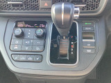 トリプルコントロールエアコン、運転席・助手席シートヒーター、電動パーキングシステム、ブレーキホールドなど装備しています。