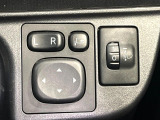 【電動格納ミラー】サイドミラーは電動格納式となっており、狭い駐車場でもキズがつくリスクを抑えられます。