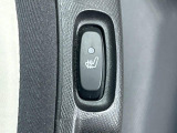 ●フロントシートヒーティング:運転席・助手席共に三段階で調節が可能なシートヒーターを装備しております。季節を問わず快適にご使用いただけます。