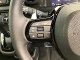 ステアリングにオーディオ操作スイッチが付いています。オーディオ画面に直接タッチしなくても操作が出来ますので、運転に集中できます。