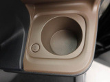 ホットドリンクをちょうどいい温度でキープしてくれる保温機能付きのホッとカップホルダー(前席)。ほっこり快適にドライブをサポート。