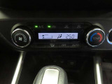 オートエアコンを装備しています。室内の温度を設定すると、センサーが室温を感知して、温度、風量を自動的にコントロールし、快適な空間にしてくれます。