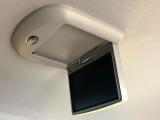 【フリップダウンモニター】大画面モニターで後席でもエンタメをお楽しみいただけます。小さなお子様にも大人気の装備です♪