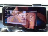 【リバ-ス連動カメラシステム】リバースと連動し、車両後方の映像をディスプレィに表示歪みの少ないカメラにより鮮明な画像で後退の運転操作をサポートします。