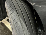 ホイールの状態やタイヤ溝の残り具合は、安全性や維持費にも関わる重要なポイントです。写真にて現状をご確認いただけますが、気になる点や詳細については、お気軽にお問い合わせください。