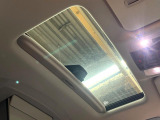 【サンルーフ】開放感たっぷりの希少装備、サンルーフが装着されています!車内に明かりを取り入れたり景色を楽しむ以外にも、車内の空気も簡単に換気できて快適です!