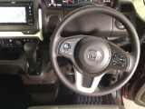 【ハンドル】運転にかかわる様々な操作を安全に行えるように視点移動が少なく操作性に配慮されたスイッチ類が凝縮されたコックピットです。