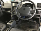 見通しのいい視界と最適なレイアウトで運転しやすいです。