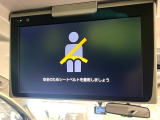 【リヤエンターテインメントシステム】後席にお座りの方も大満足の、人気メーカーオプションを装備。専用の音響システムと、大画面のモニターで移動中もDVD等をお楽しみいただけます。
