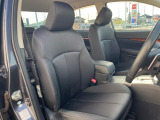 運転席まわりには十分なスペースがあり、大柄な方でもゆったり運転していただける環境です。