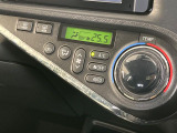 【オートエアコン】一度お好みの温度に設定すれば、車内の温度を検知し風量や温度を自動で調整。暑い&hellip;寒い&hellip;と何度もスイッチ操作をする必要はありません。快適な車内空間には必須の機能ですね♪