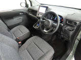 シンプルで使いやすいデザインの運転席です。