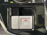 指先だけで簡単に操作が可能な電動パーキングブレーキを採用。「HOLD」スイッチを押すと、渋滞や信号待ちなどでブレーキペダルから足を離しても、ブレーキを保持するので安心です