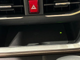 手の届くところにスマートフォンが置けるインパネセンタートレイ(メーカーオプションのワイヤレス充電機能付き)