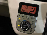 【オートエアコン】一度お好みの温度に設定すれば、車内の温度を検知し風量や温度を自動で調整。暑い&hellip;寒い&hellip;と何度もスイッチ操作をする必要はありません。快適な車内空間には必須の機能ですね♪