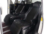 【特別仕様車限定】ハーフレザーシート!本革&ブラック人工皮革とアルカンターラシートがミックスされたハーフレザーシートです。おしゃれな色の組み合わせで高級感のある車内空間が広がっております。